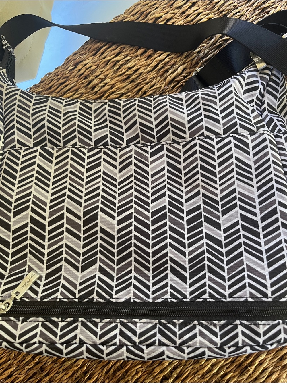 Baggallini Everywhere Bag Chevron Crossbody Bag - Picture 5 of 13
